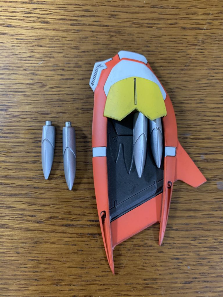 スカートアーマーのファングは一つ一つ切り離して取り外し出来る様に、裏にパテを盛って加工しました。
今回1番手間の掛かった箇所です。。。