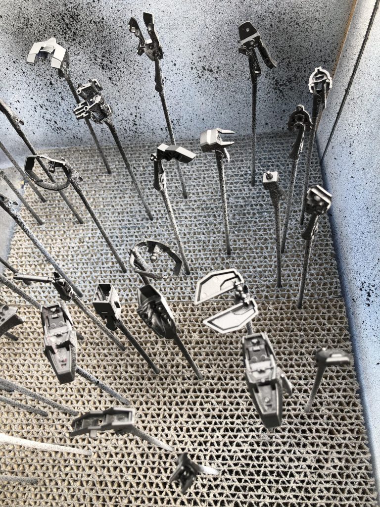 塗装作業です。今回はタミヤスプレーのマットブラックとレーシングブルーとガンダムマーカーのガンダムレッドとメタリックパープルを使いました