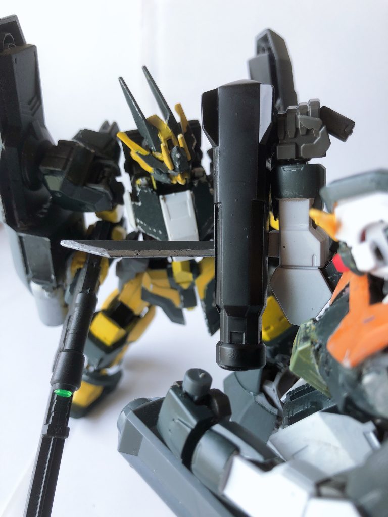 リアード達が宇宙に行ってから噂されていた暗礁宙域に行くとMS同士の戦闘が行われている事に気づいたそれはザムスタークと海賊達との戦闘だった。そしてリアードの目に映ったのはトンファーを持った白いガンダムフレームでリアードは確信して笑い出したリアード「やっぱり!ガンダムだったか!そんな事できるのはアレしかないからなぁ!!会いたかったぜ!ガンダムさんよぉ!!」というといつの間にか、リアードはオリアクスに乗りそのガンダムフレームに襲い掛かった。それに気づいたアレクは防御体制をとったが体制を崩したアレク「リーダー!こいつは何なんだ!?味方じゃないのか!?」ファイブ「近くにハーフビーク級の戦艦を確認した!多分ギャラルホルンの物だ。理由は向こうに伝えてあるから交戦する必要はない」アレク「そうは言ってもコイツ全然攻撃をやめ…」その時通信回線でリアードが楽しそうに喋りかけたリアード「なぁ!その機体ガンダムだろ!!何機目だ?どこで手にいれた?話しをもっと聞かせてくれぇ!!」 
アレク「何をいってんだ?お前は!?イカれてんのか?」
リアードはアレクにすべて話すまで攻撃し続けるといいアレクは渋々答えたアレク「アレクサンドルセナフィエフだ、コイツはウァレフォル。ガンダムウァレフォルだみんなが言うには6機目って言ってた」リアード「おぉ6機目!!素晴らしい…おっと自己紹介が遅れたな!俺はリアードこの機体はガンダムオリアクスだ!」2人が喋り終わる頃にはとっくに戦闘は終わっていた。そのあとオリアクスは撤退しリアードは上機嫌で帰っていったがファイブから説明を受けたアレクは二度と会いたくないと答えた