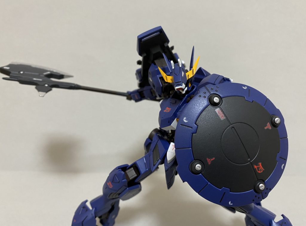 盾を構えて
ナノラミネートアーマーの頑強な盾
1個壊しても右肩にもう1個カチカチシールドが付いてるので厄介ですね