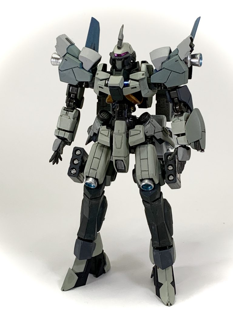 胴体と腕を延長。爪先と踵にバンパー風のパーツを取り付けました。顔面にも少々手を入れました。