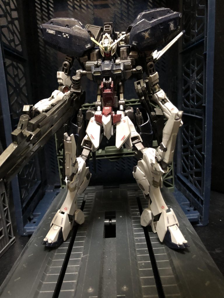 リュウ「はああ?オレがパイロットなんじゃねえのかよ!!ふざけんなよ!!」oyz「待て待て慌てるな!このガンダムは複座式なんだよ。」リュウ「はあ?複座式??」oyz「そうだ。このガンダムは2人乗りだ。」リュウ「あああ!?なんだよそりゃあ!!マジか!?そんな機体は見た事も聞いた事もねえぞっ!!」oyz「そりゃあそうだ。実際、複座式の機体は史上初だ。」リュウ「なんでわざわざ複座式なんだよ!!パイロットはオレひとりで充分だろうが!」oyz「おめえさんよう、ガンダムは無敵だとか、ガンダムに乗れば天使共を倒せるとか思ってねえか?」リュウ「は?ガンダムなら倒せるだろ?阿頼耶識でガンダムを手足の様に扱って....。」