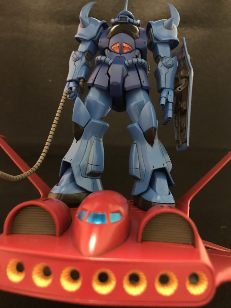 ネオジム磁石を仕込みグフを載せられる様にしました。片足に一個ずつにしてしまったので安定性がイマイチになってしまいました。二個ずつ仕込んで両足で四個仕込めば良かったと後悔。