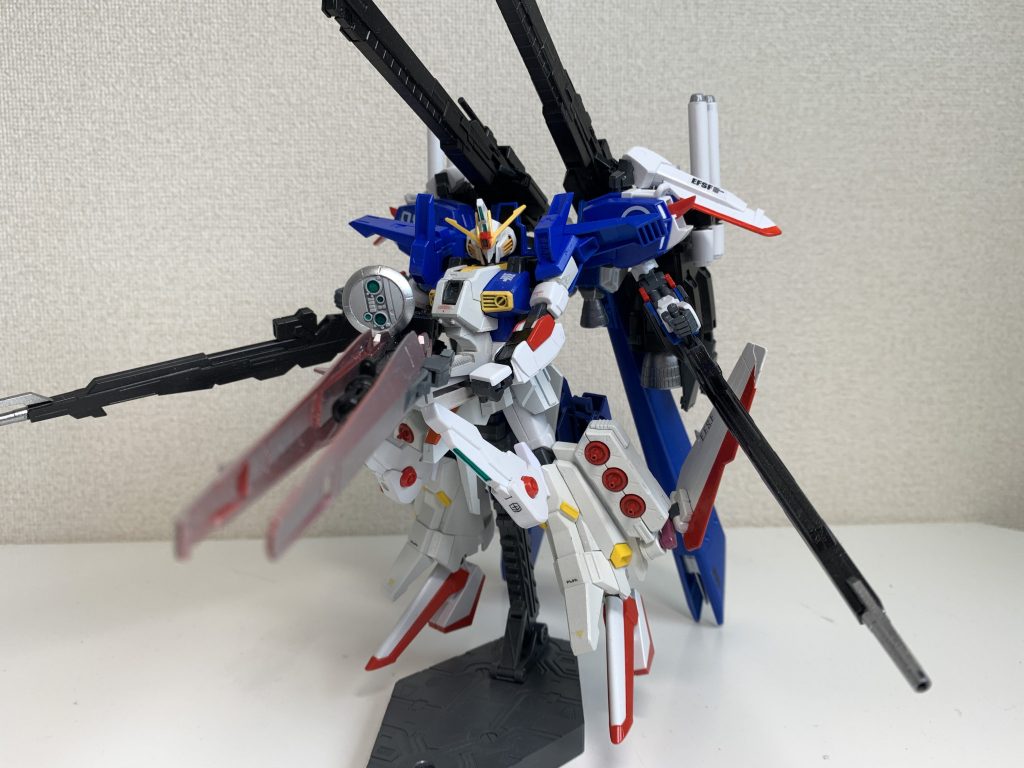 主武装のビームスマートスナイパーライフル。
開放型ロングバレルで打ち出されるビームの収束率をあえて崩す事で着弾までに1度だけ任意の方向にビームを曲げる事が可能。
ビームの曲がる角度は最大90度。
※ビームが曲がるイメージは00のレグナントの様に「カクッ」と曲がります。