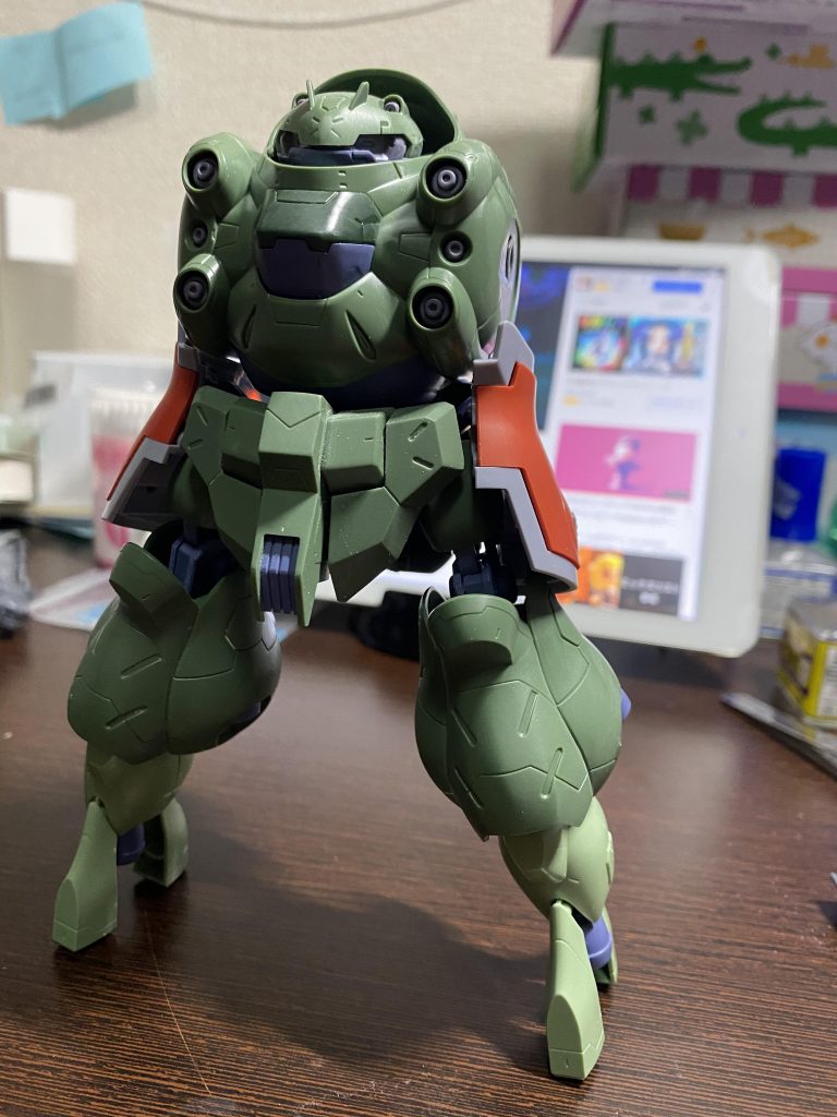 腰のサイドアーマーはゾゴック の足パーツです。