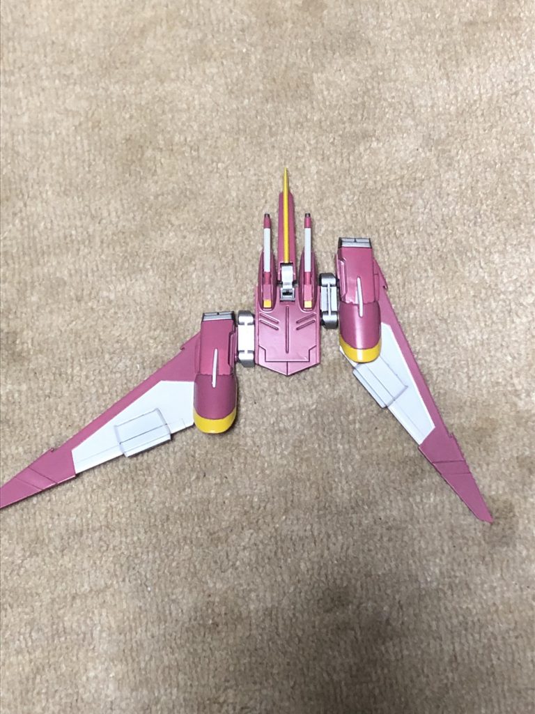 ファトゥムはエンジン部を切断し、旧キットHGデスティニーガンダムのウェポンラックのアームを移植してクランク状に稼働するように改造しました。