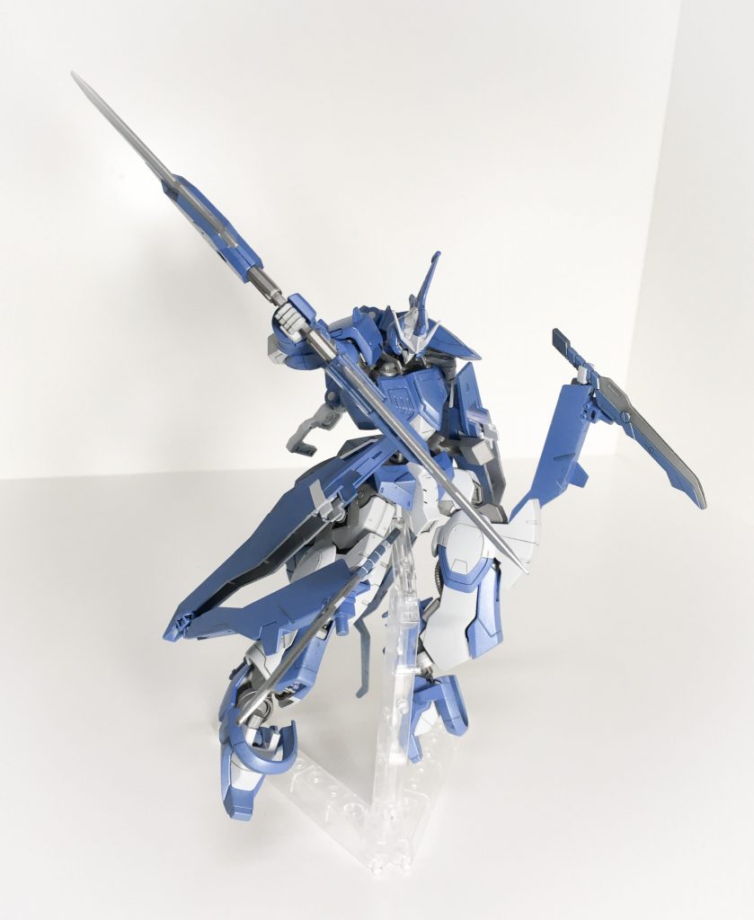 サブアーム＋短剣

短剣
両腰部バインダー内に収められた小振りな剣。
サブアーム
両腰部バインダーが変形し展開する一対の腕。隻腕の隙を埋める目的で装備されたものではあるが、展開時は出力が分散してしまうため手数は増えるが右腕のパワーは落ちてしまう。