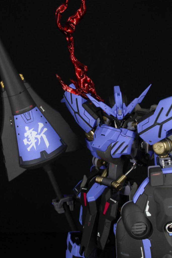 エフェクトはプラ板を炙って形を作りました。
色は下地黒、少しムラにシルバーを吹き最後にクリアーレッドで塗装しました。