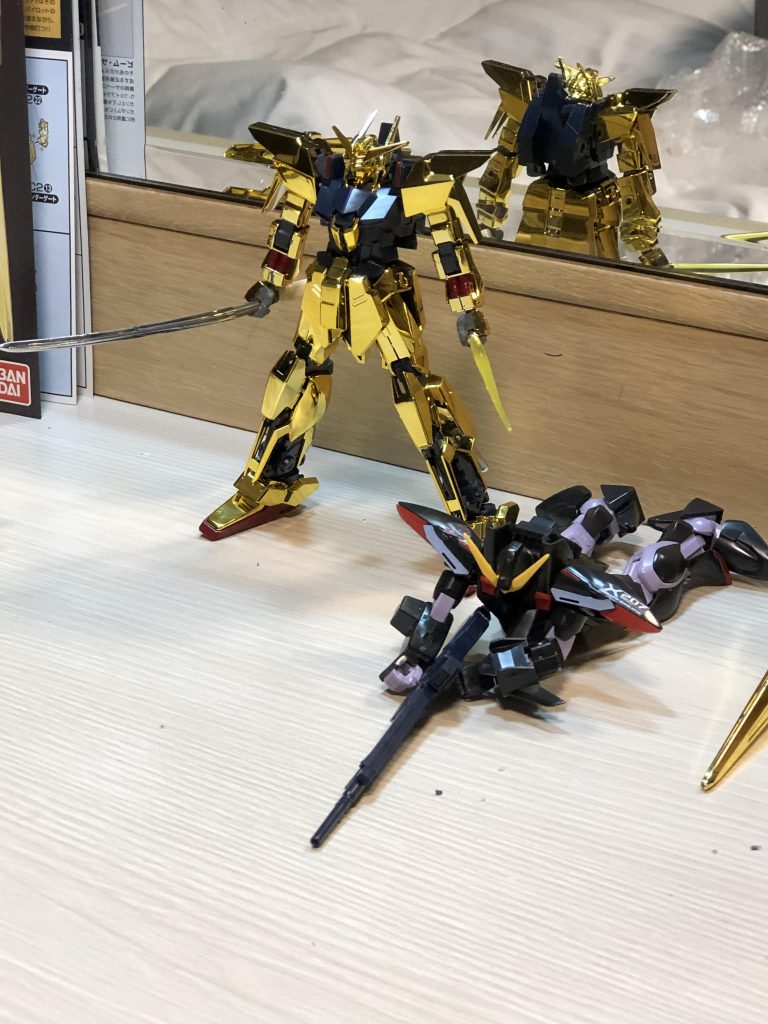 小説「プリズムの瞳」に登場するオルタナガンダムとシビュラブリッツ。小説内では派手なオルタナガンダムが敵の目を惹きつけ、そこにミラージュコロイドを搭載したシビュラブリッツが狙撃する戦法で活躍しました。