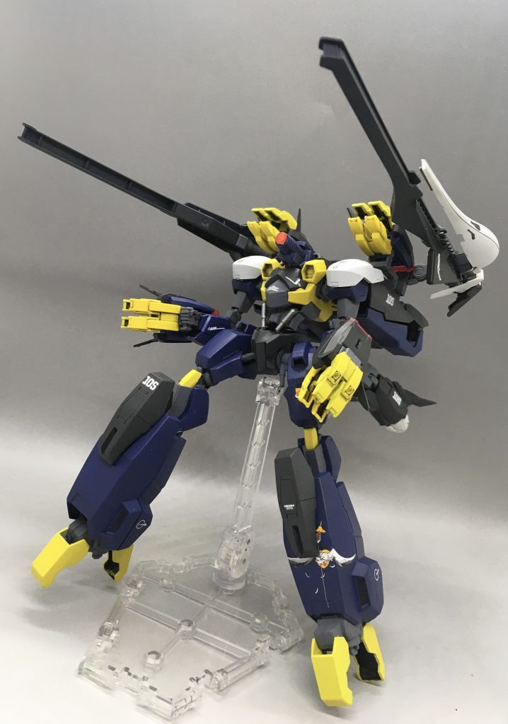 追加ユニット装備形態。多数の砲塔から火線を放つ