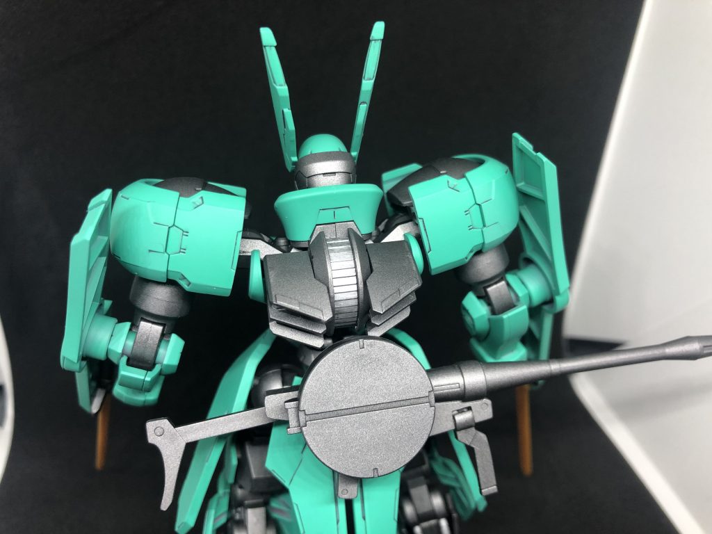 サブカラーで使用したのはサフのガンメタやロイヤルメタレッド、ライトスチール、ヴィクトリーゴールド。つや消しトップコートで仕上げました。