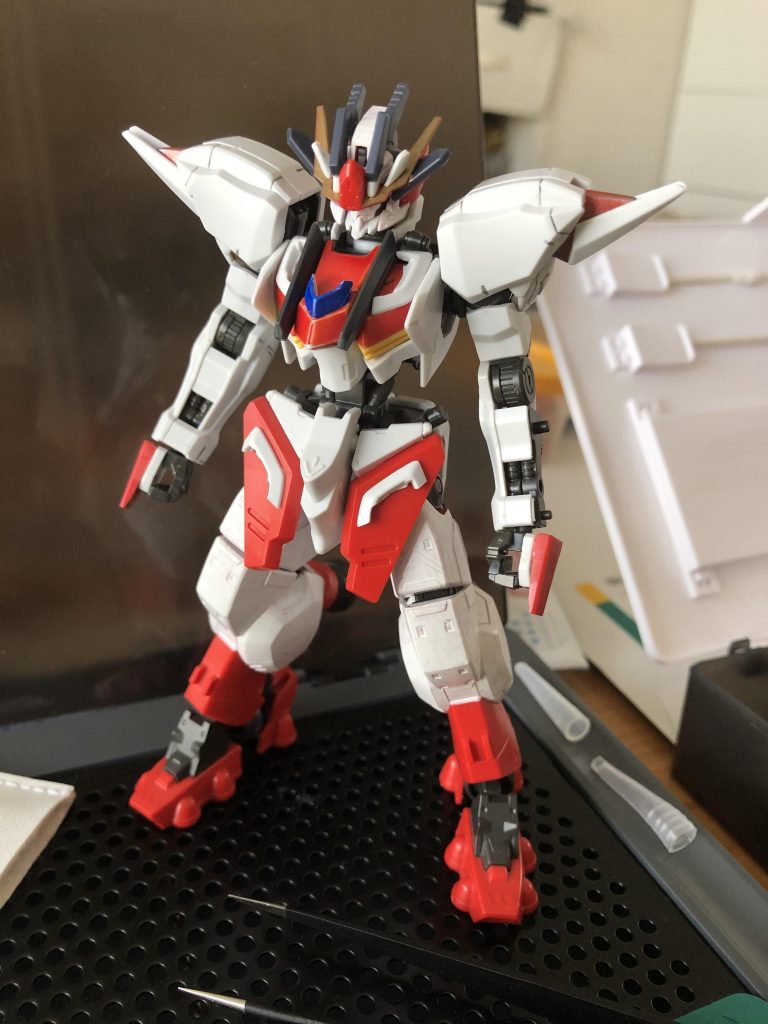 マーズフォーユニット、Gセルフ、デルタ2号機、バルバトス……
とにかくいろーんなキットのいろーんな部分が余ってたので適当に選んで付けてみました。