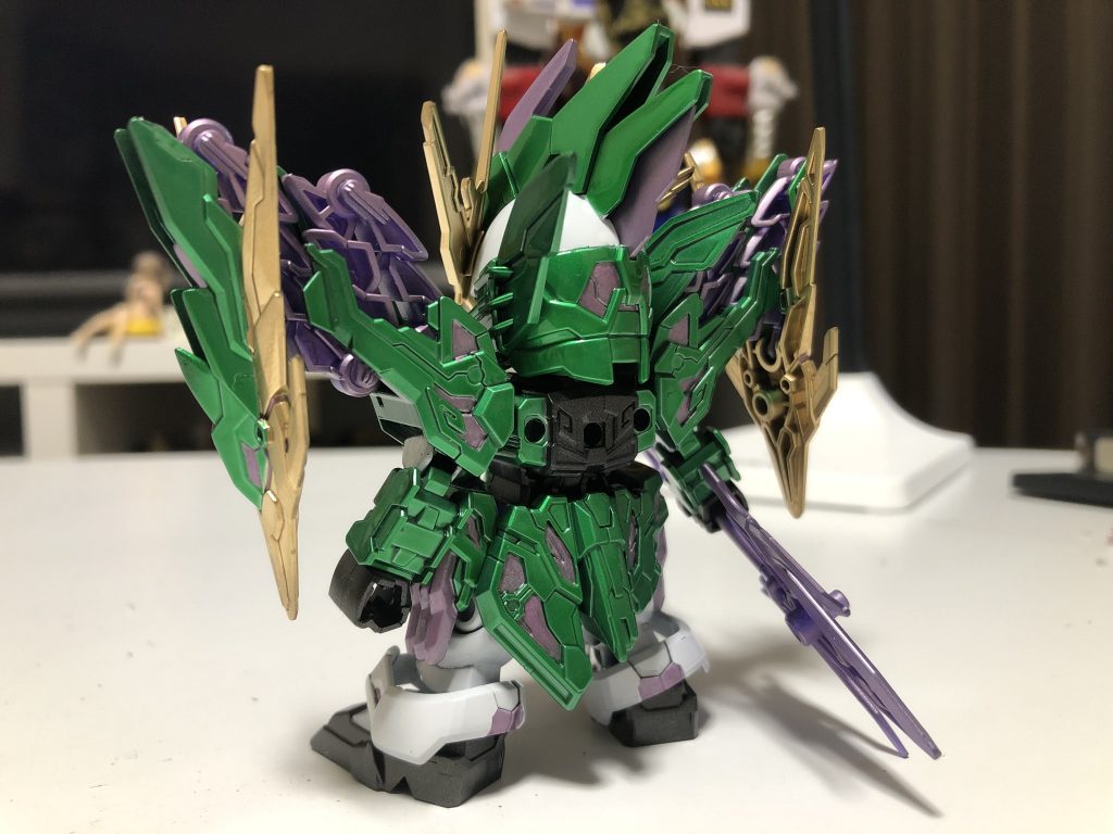 相変わらずクリア塗料は苦手でして、今回も盛大に垂らしまくりました。
「あれ?色乗ってる?」と薄吹で辛抱出来んのです…。
細かな紫色部分は筆塗りで誤魔化し塗装しておりますが、やはりこちらも苦手であまり見れたもんじゃありません。