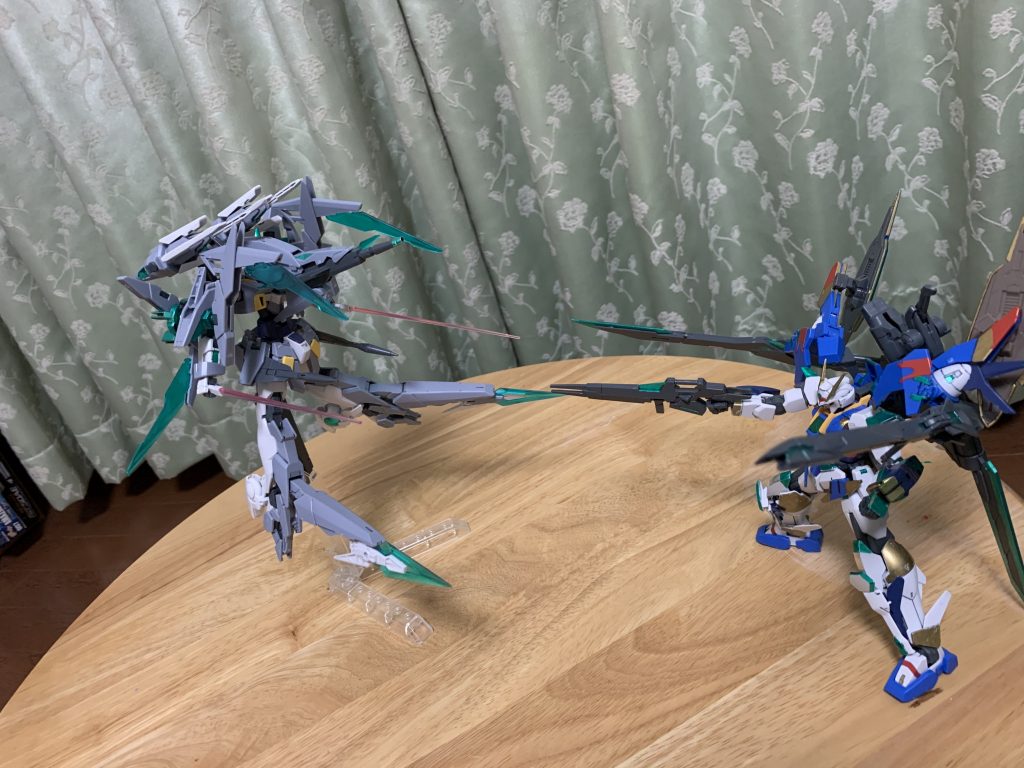 最後に折角なので、以前投稿させていただいたダブルオースカイ・ソルブライトとダイバーズ繋がりで並べてみました。MA形態で強襲するチャンピオンって感じでビームサーベルも展開してみました。