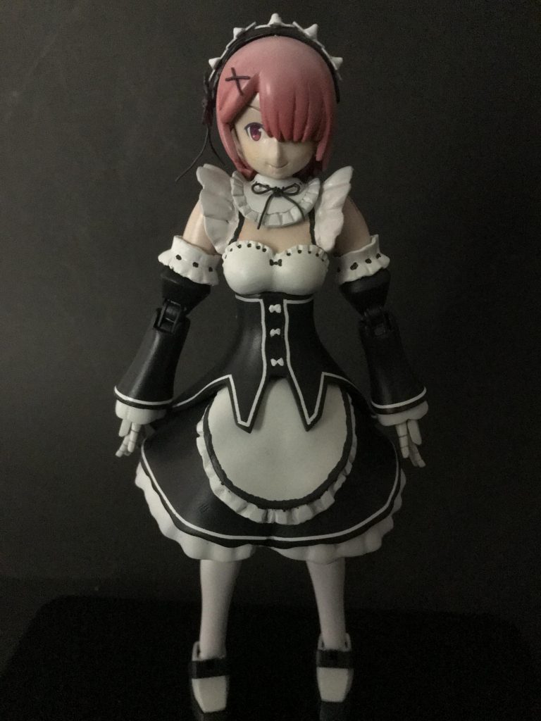 サフ吹いてた時にラムの髪型がおかしいことに気づき、ラム、レムは片目キャラなんで片目にしました。
白いラインは先に塗装してから1ミリのマスキングテープを貼っています。
レムはマスキングペンでやったんですが、波打って仕上がりが汚くなってしました。
マスキングペンは使わない方がいいです。