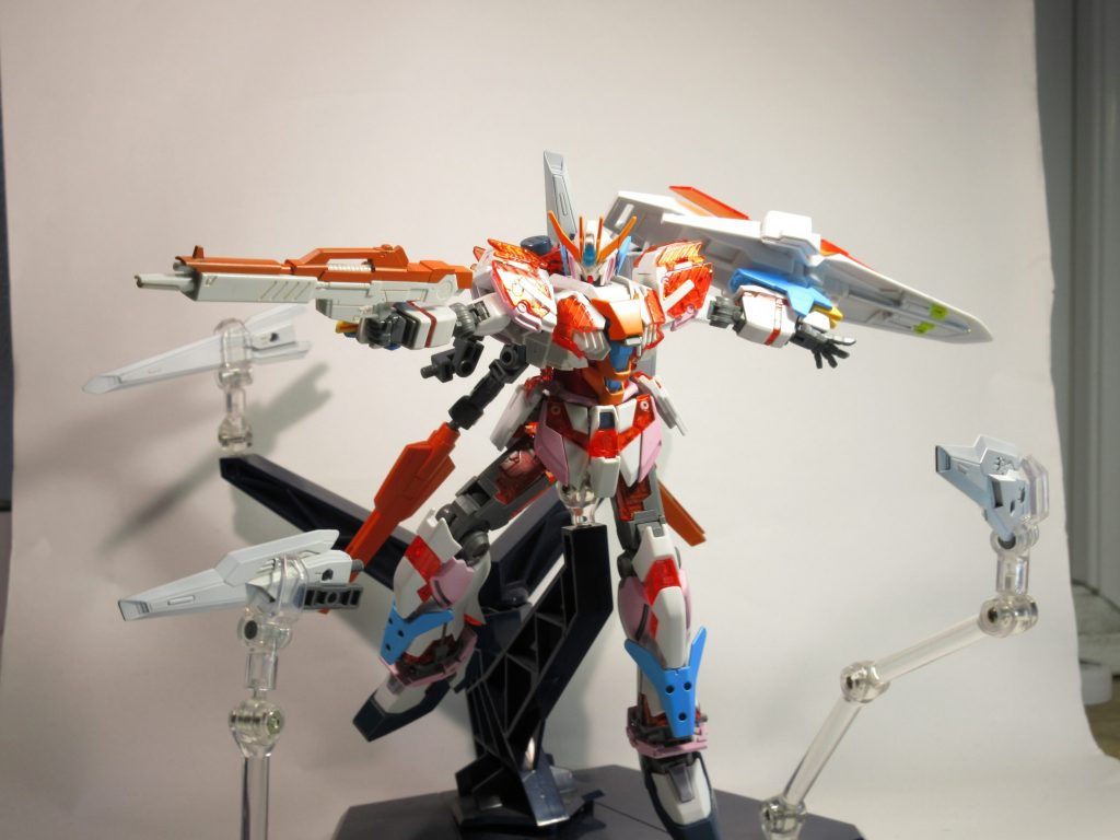 ・νハイパーバズーカ
バックパックに懸架された実弾武装
ビーム対策された機体に対して高い効果を発揮するほかマウントした状態でも撃てる為不意打ちにも使える
・シャインファンネル
バックパックに懸架されたサイコミュ兵装
フィンファンネルをモチーフとしており、ビームでの攻撃やビームバリアの展開、さらには一時的にビーム刃を展開してソードビットのようにも使用できる