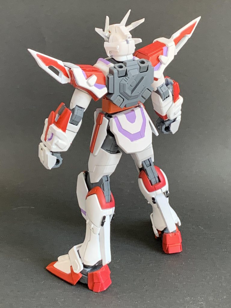 脚部もゲームのモデルに近づけています。
また、肩、腕、膝にガンダムXらしいラインを彫ってみました。