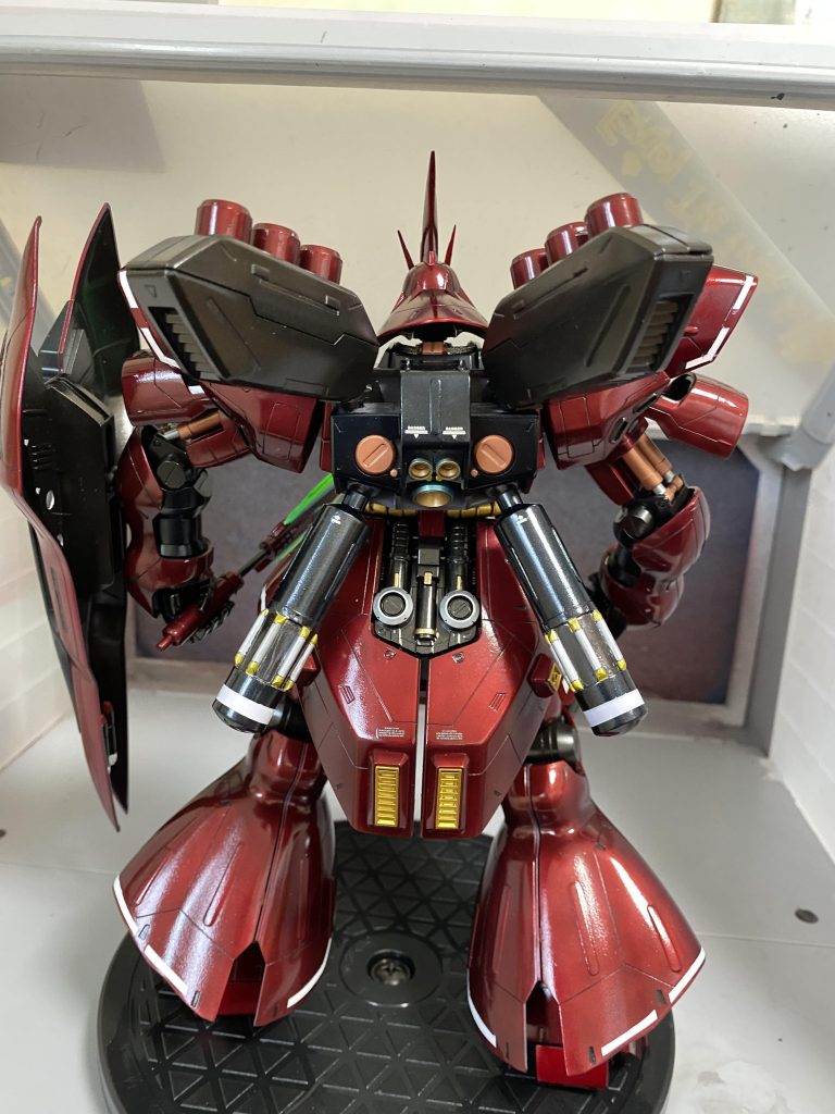 バックショット
デカール類はオークションサイトで購入した同モデルのスペシャルコーティングバージョンのものを使用しました
スジボリ、カラーリングはVer.kaを参考にオリジナル要素を加えて作成しました
白ラインはマスキングして塗装で再現しました