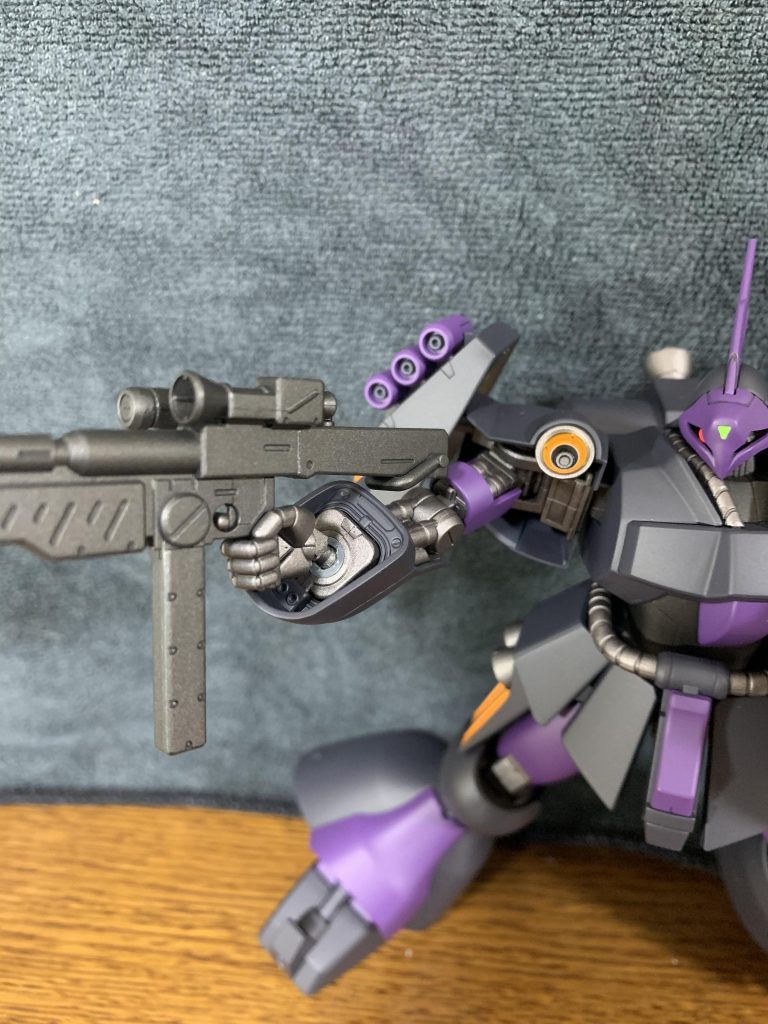 ライフル用持ち手は、手首部分に角度を付けて、より自然に構えられるように。