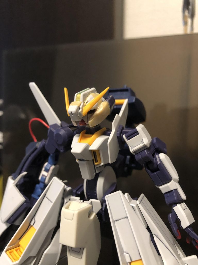頬アーマーをパテで盛って作ってます。