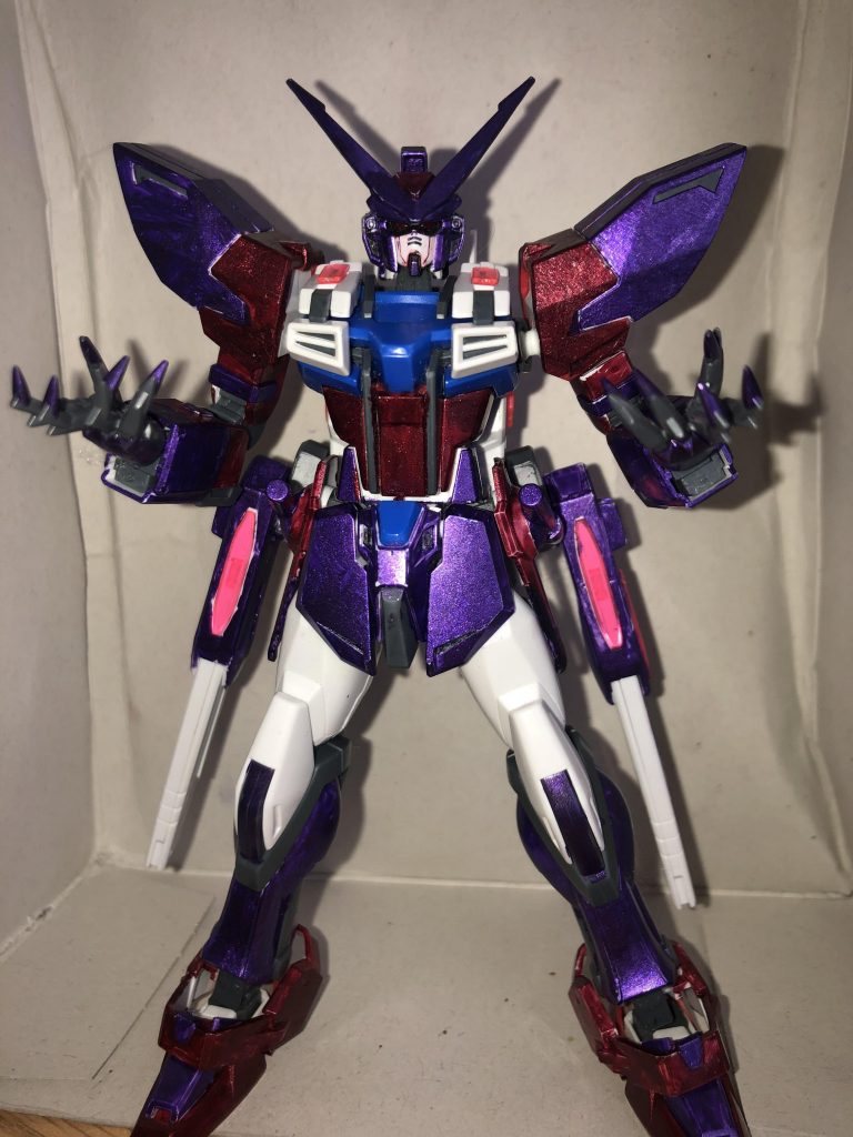 イスキュロス・ギラーガ
両手の紫の指先の爪で相手の神経を狂わせ、幻覚作用を引き起こす効果を持つ。又、機体等は一部を改変可能。