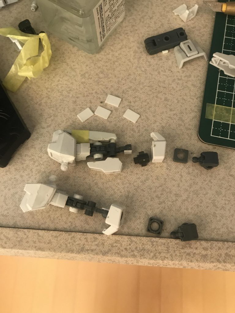 1番難しかったのは新規の腕作成です
リバイブガンダムの腕フレームをベースにバルバトスのかかととZZの足のパーツその中にユニコーンのビームトンファーをつけました
表と裏にはMSパネル01のtypeDの大を使っています
他の使えそうなパーツもいっぱいあって迷ったのですが、今の形に安定しました