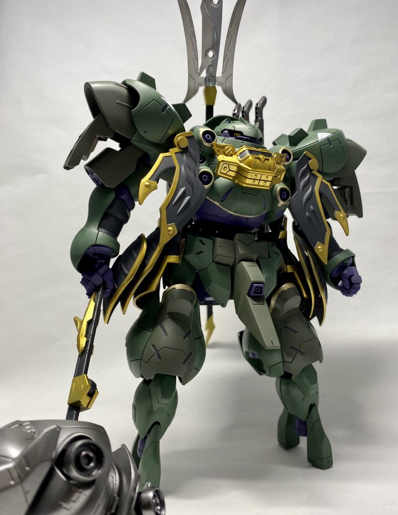 腕にサザビーを使用したら腕だけ長くなったので、脚にマンロディを追加しました。