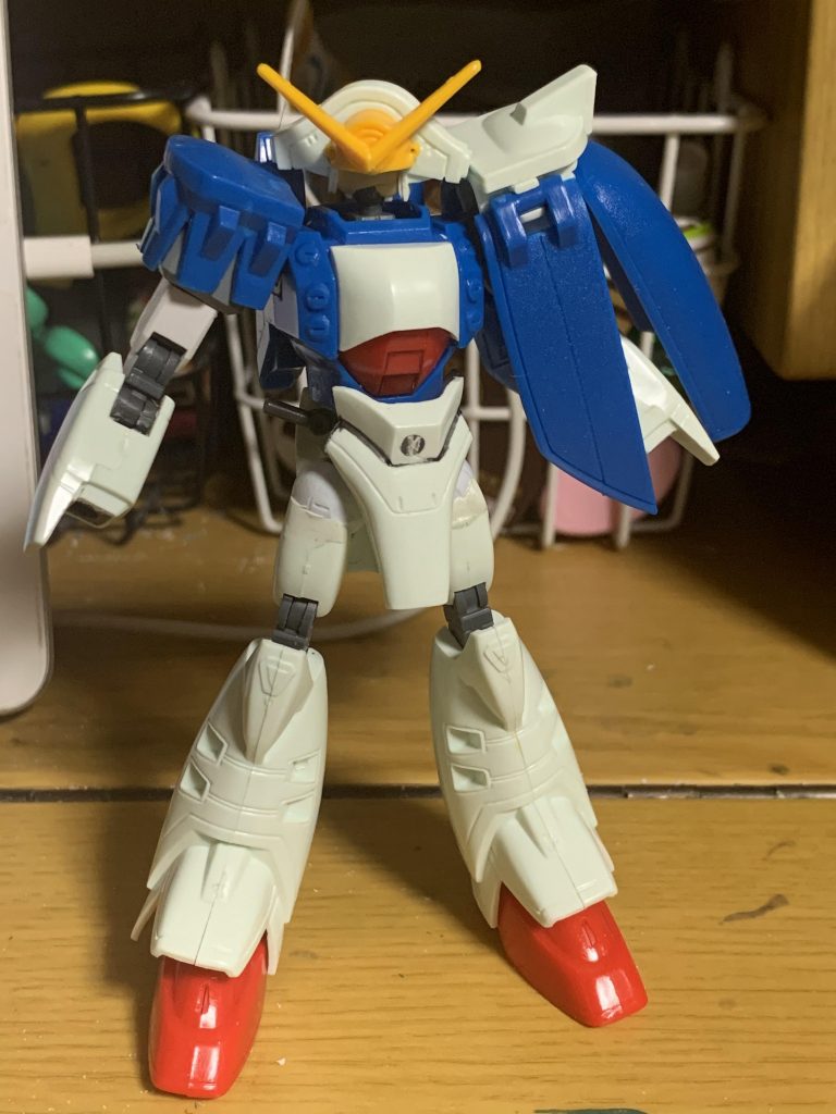 肩はイフリートシュナイド。独特な上部ボールジョイントで肩の可動範囲を広げる目論見があった。一応成功した。肘と腰はビルドストライク、膝はボールデンの二重関節。股関節は運良く手に入ったジムガードカスタムのプレバン版の余剰パーツ。