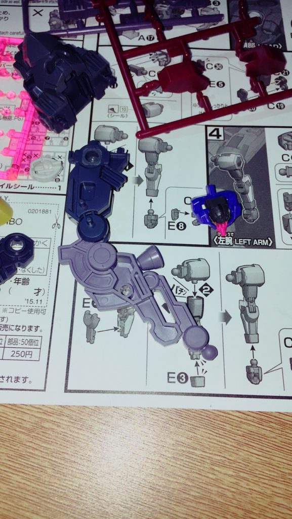 百里の脚部にボリュームが欲しかったので獅電のスネを接続してます。穴の径が違ったのでヤスリで削って調節しました。フリーハンドだったので1番苦労した箇所です。