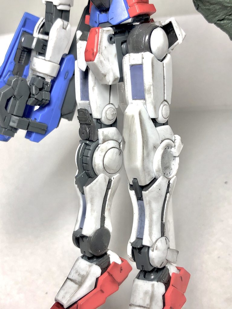 〜腰部、脚部〜
左フロントアーマーの基部はピンバイスで少し穴を広げて3mm径のプラパイプを入れてそれっぽい形に仕上げました。

右膝も同様に、ジャンクパーツとプラ板を使ってそれっぽい形を作りました。