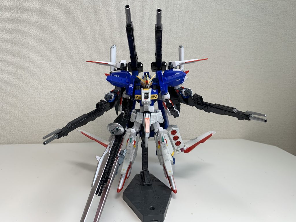 脚部と肩部の安定翼を展開する事で飛行する事が可能。
しかし機動性は高くなく、飛行しながらの戦闘は不向き。