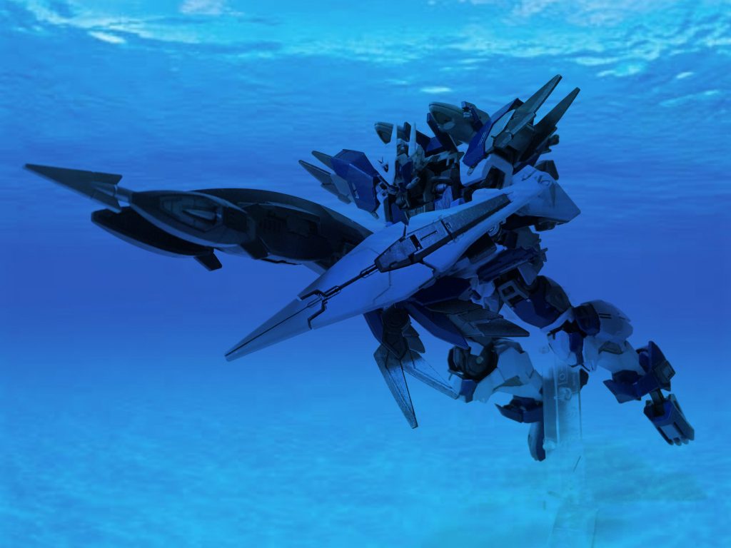 水中から敵機や戦艦に対しては、水中専用複合銃によるニードルガンやハープーンで攻撃を行う。頭部にはメインとなるＶ字アンテナのほかに、側頭部にはソナーを備えたアンテナを備える。