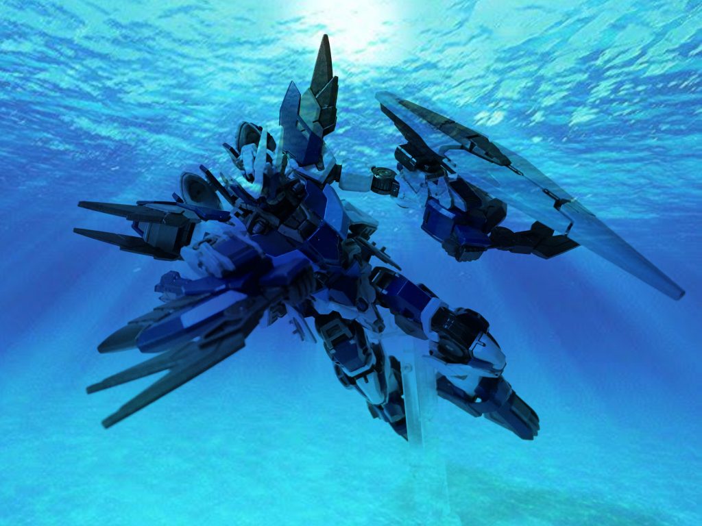 サイドアーマーには接近戦用のフィンザンバーを装備。刀身は短く、逆手持ちで使用することで、水中でも姿勢制御に逆らわない流れるような攻撃が可能。