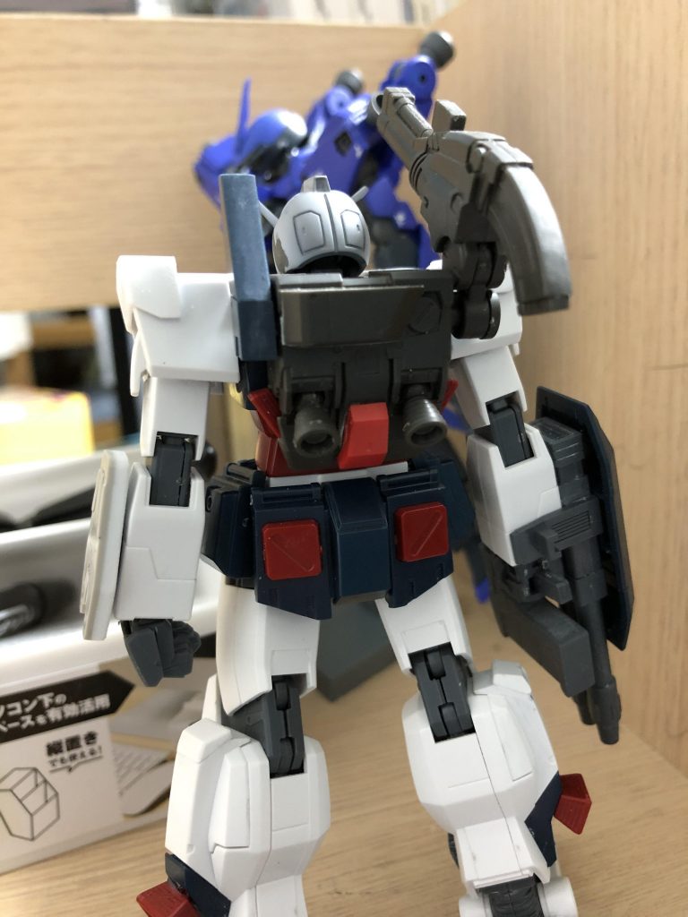 局地型ガンダム(北米戦仕様)バックパックにパーツを貼り付けてできるだけフルアーマーガンダムに近い感じになるようにしました。