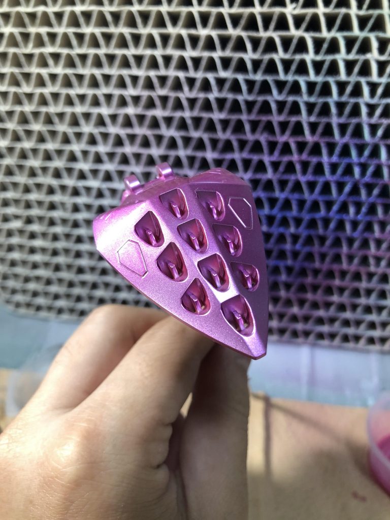 ピンク部はキャンディ塗装、ホワイトはパールで塗装しました。