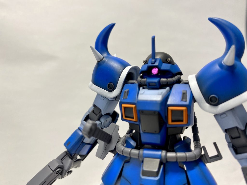 モノアイは付属のシールを使い、その上からクリアレジンを付けて見ました。