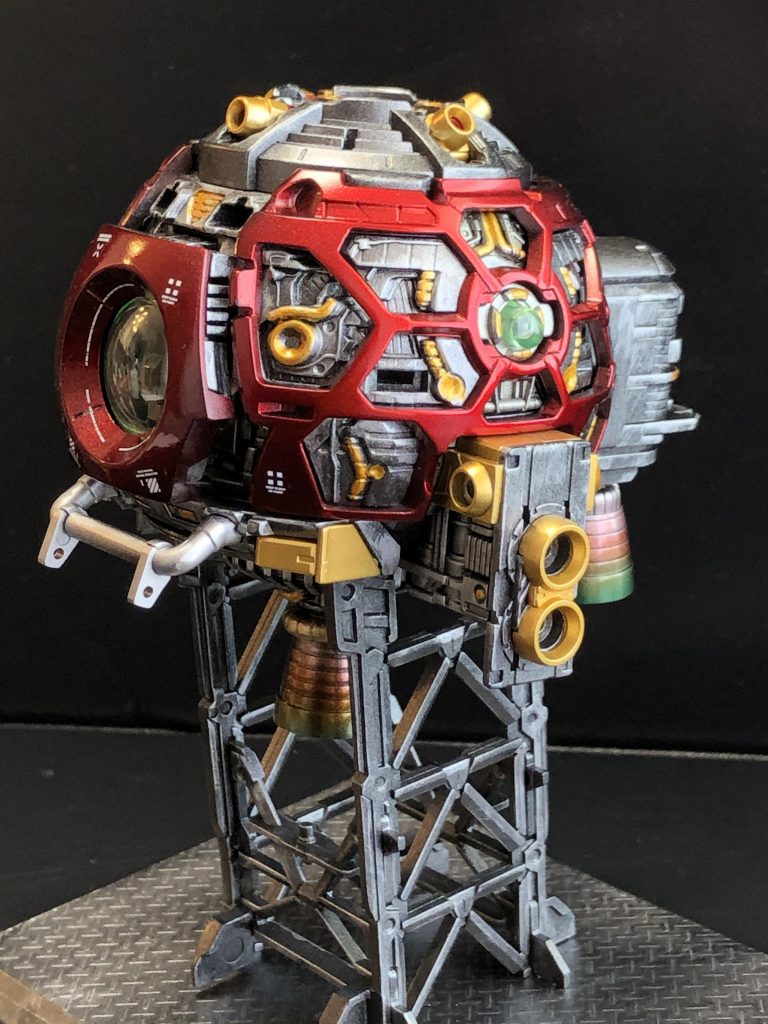 内部フレーム左側から。内部外装は赤のキャンディー塗装、ゴールドはスターブライトゴールドで塗装して、細かい部分は筆塗りをしています。外装で隠れてしまうなんて勿体ないですね。この作り込みは凄いの一言です‼️