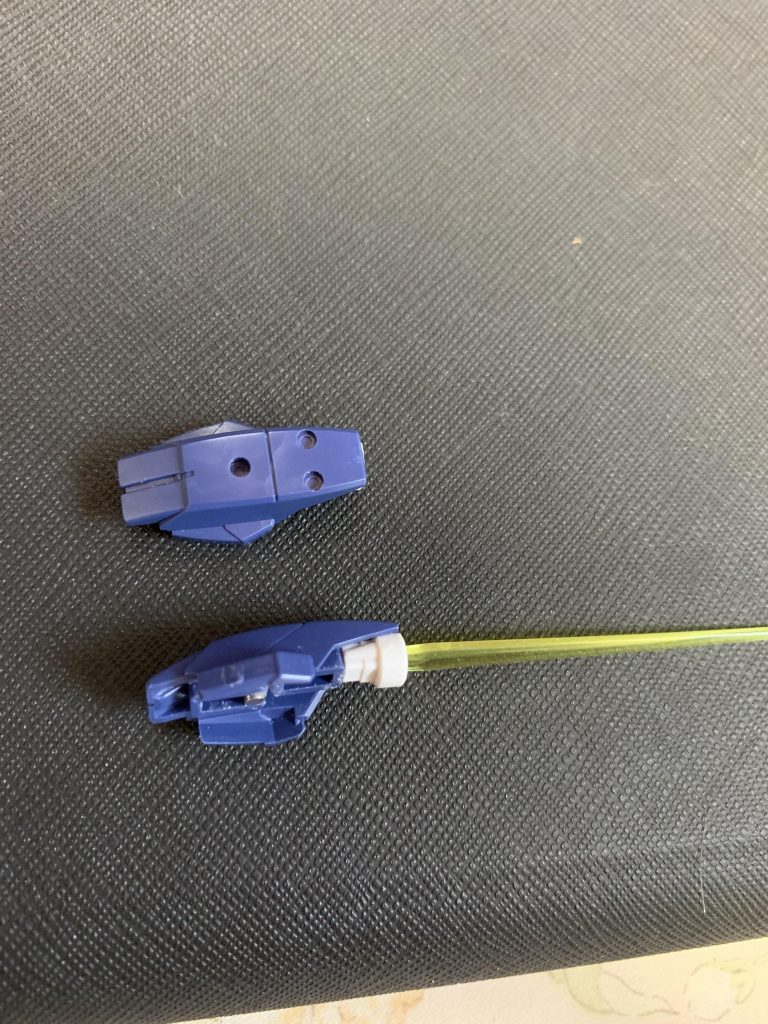 続いてはメイン武装「コアナックルII」
ダブルオースカイのナックルにネオジウム磁石を使用してコアガンダム用武装として使用しています。
新たにコアガンダムのビームサーベルを組み込んだことで機体に蓄積されたビームエネルギーを消費したブースターとして、また近接戦闘用ビームカタールとして使用できるようになり、戦闘スタイルにバリエーションが増えました。