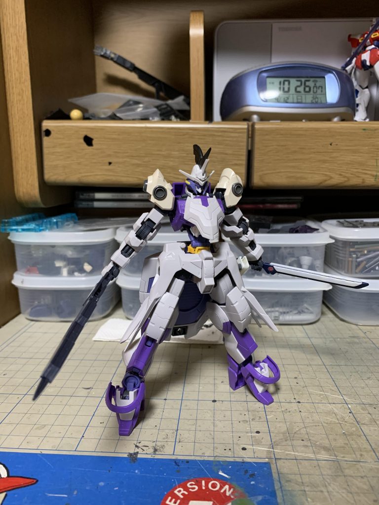 もう少し細身にしたかったので、肩アーマーを思い切って変更。フェニーチェから頂きました。