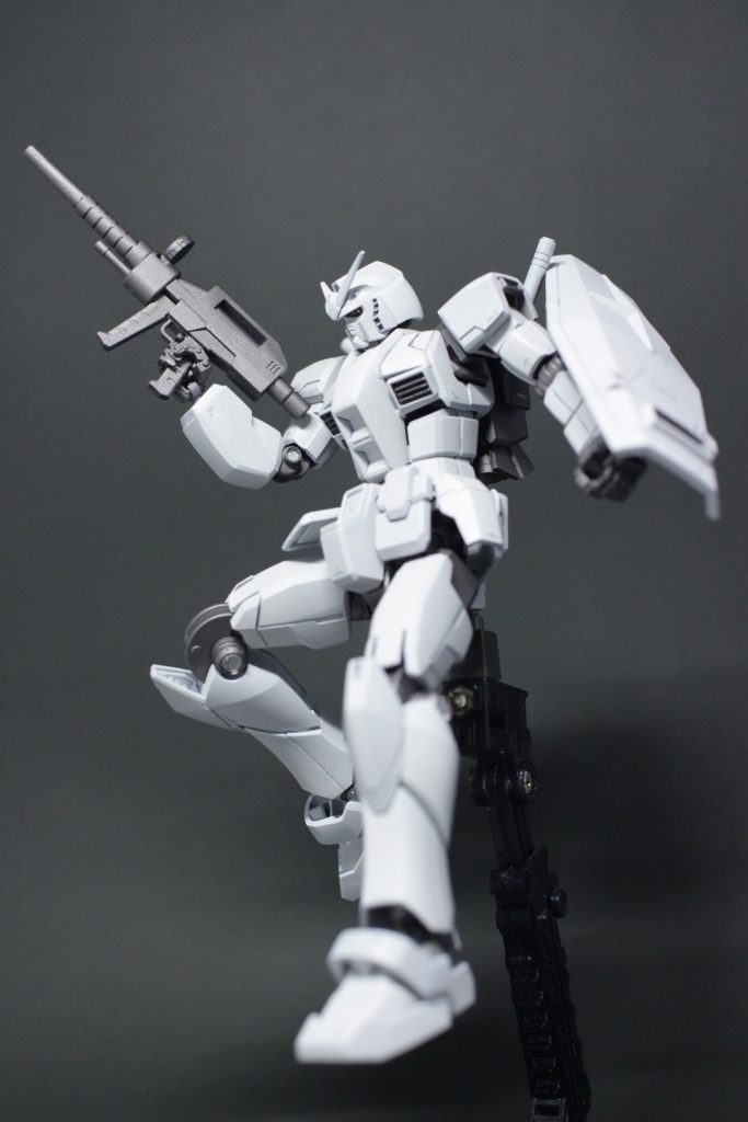 ポージング
ぱっと見ガンダムに見えるけど超未来の技術で全身アップデートしてるって設定が、G40と相性が良かったかもしれない。