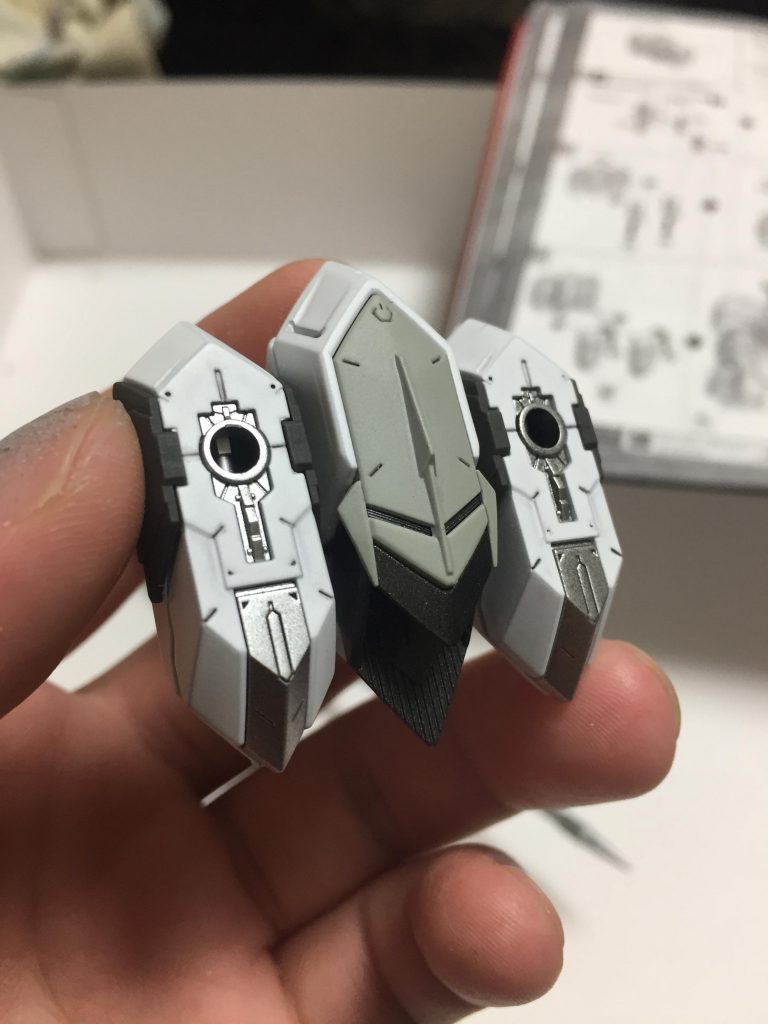 このバックパックのデザインも好きです。
格闘戦主体の機体なので、転倒し背面が押し付けられてもバーニアがダメにならないようになってるんですよね。