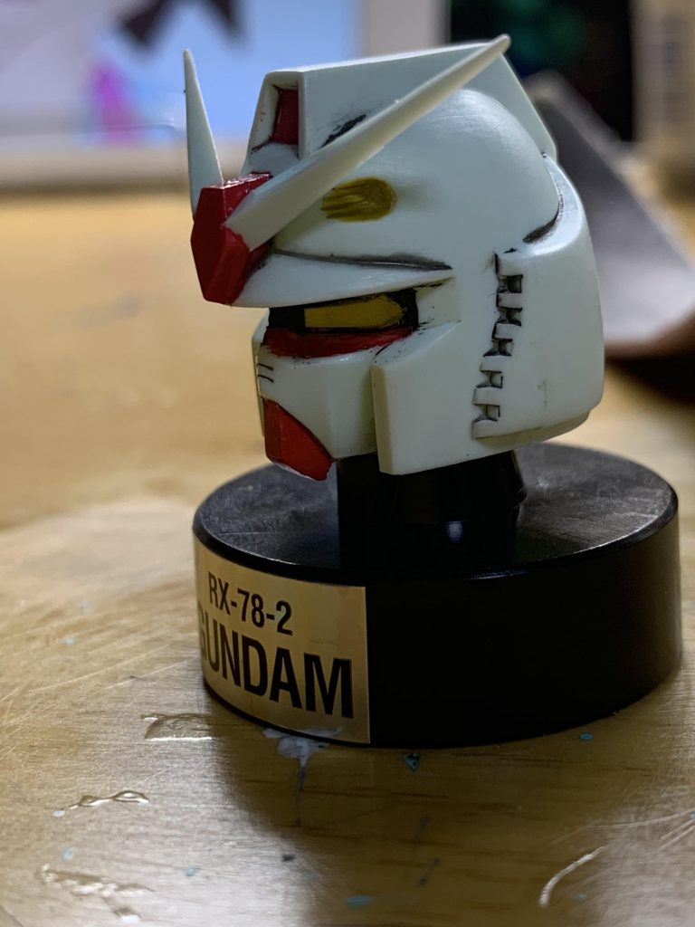 余った頭は塗装してガンダムヘッドのスタンド部に。
関係ないけれど脱がせたり着せたりしてたら白も青も赤も塗装がごっそり禿げました。
もうやだ。
