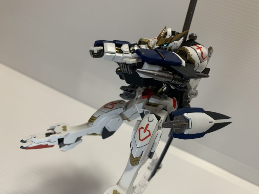 19話の第5形態

パターンも分かったので対策してきました。

両腕を換装、胸部にリアクティブ・アーマー、腰部後方にシュバルべのスラスターを追加。