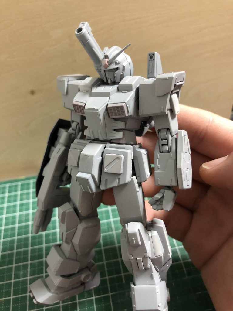 細かく切ったプラ板を貼り付けて全体のディテールに統一感を持たせ、サフを吹いて傷の確認をしました。