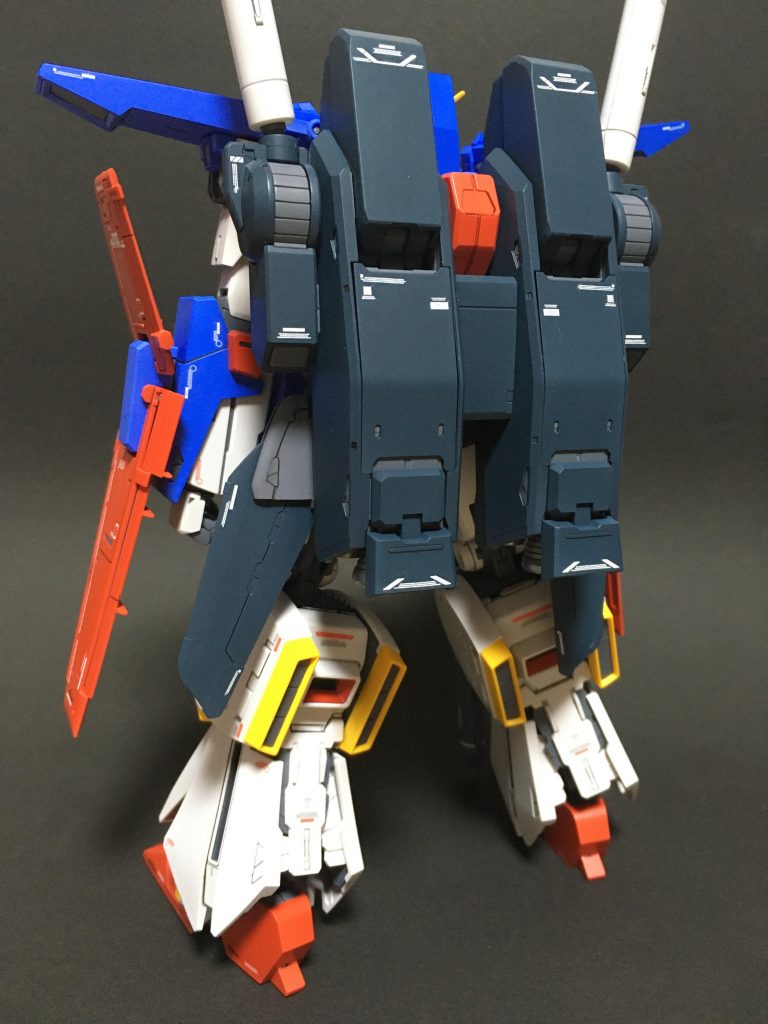 後ろから
バックパックの迫力が凄い…!
バックパックの色は4色で調色したのですがイメージ通りになりました。