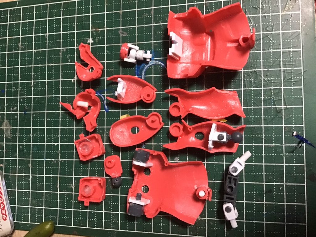 一部ですが途中です。この後プラ板をパテで補強したりしました。関節はどっちかをざっくりで決めて、反対側で調整する感じでした。
モノアイレール部はキットの部品38番に輪切りにしたポリキャップを挟んで作りました。