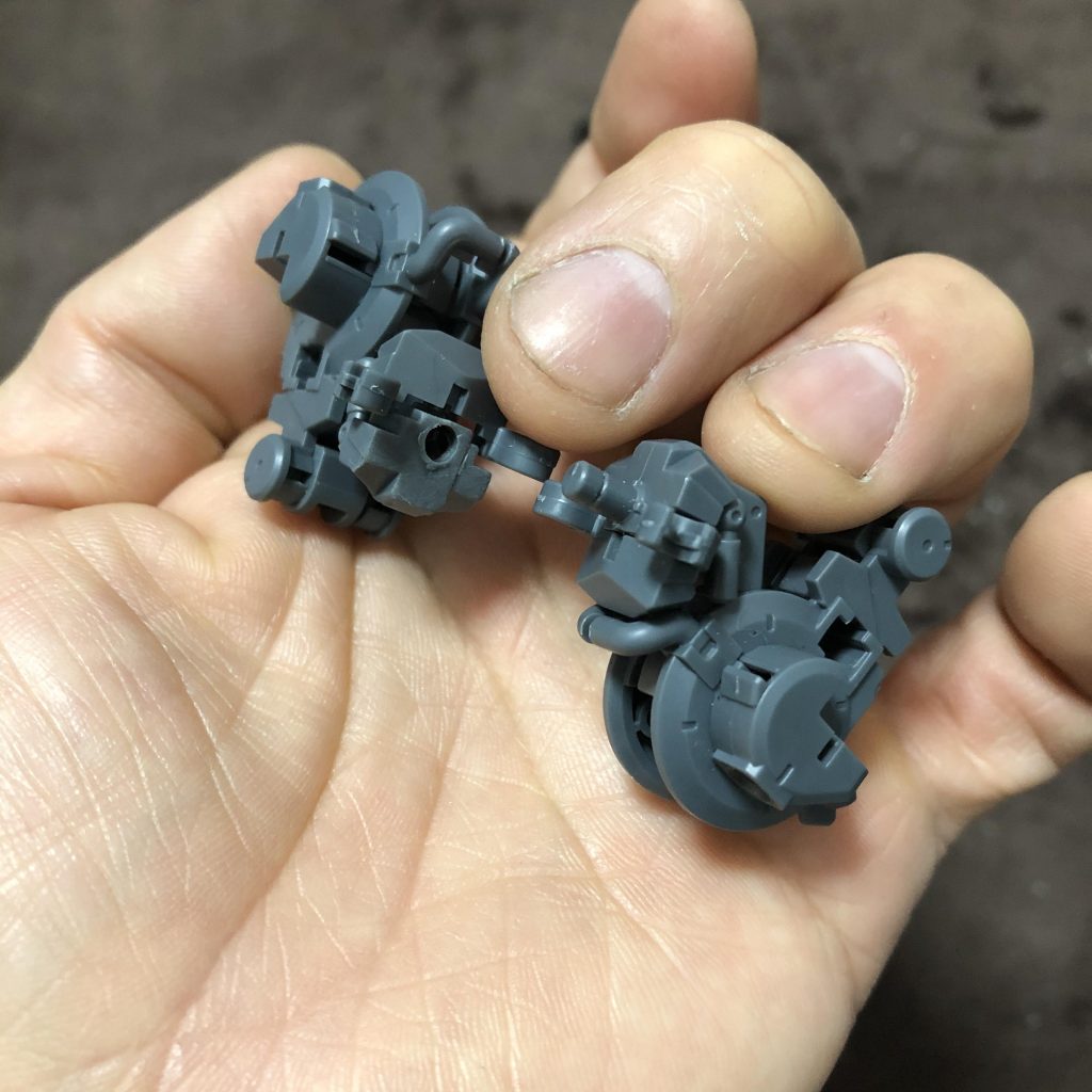 もう1体の胴体と繋げます…