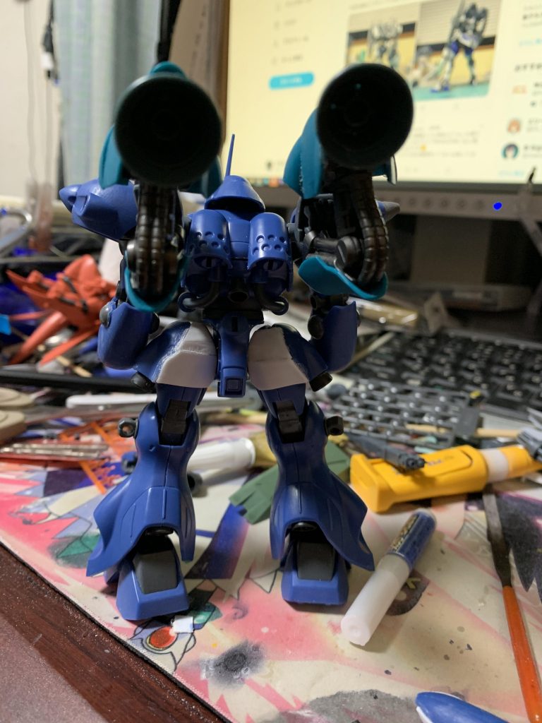 ケンプファーファンの方に怒られてそうですが、後ろのブースターが干渉して邪魔だったのでけずりました。