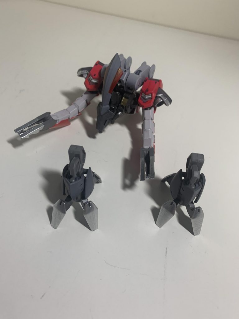 ## 小型モビルアーマー
## 自立思考型戦闘マシーン
　モビルスーツとはいえモビルアーマーが制作したので、基本的な思考は人間を殺戮すること。しかし機体一機では限界があるので、小型モビルアーマーをつけることに。離れての行動に限界はありますが、ある程度の町くらいなら問題ありません。
　さらにこの機体にも戦闘マシーンを付けることで、戦闘区域を拡大可能に。単機では以上の二つは弱いですが、モビルスーツと連携すればかなり厄介かと。