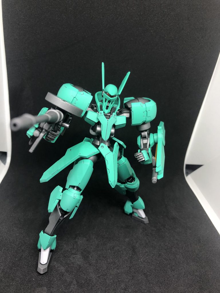 ライフルを構えてみたり…